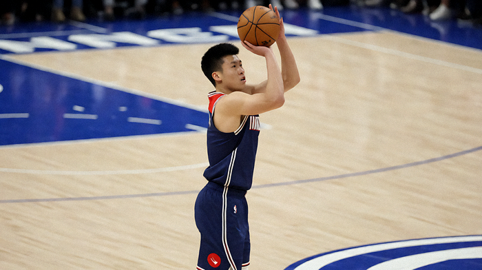 NBA常规赛球员在三分线外起跳投篮的瞬间